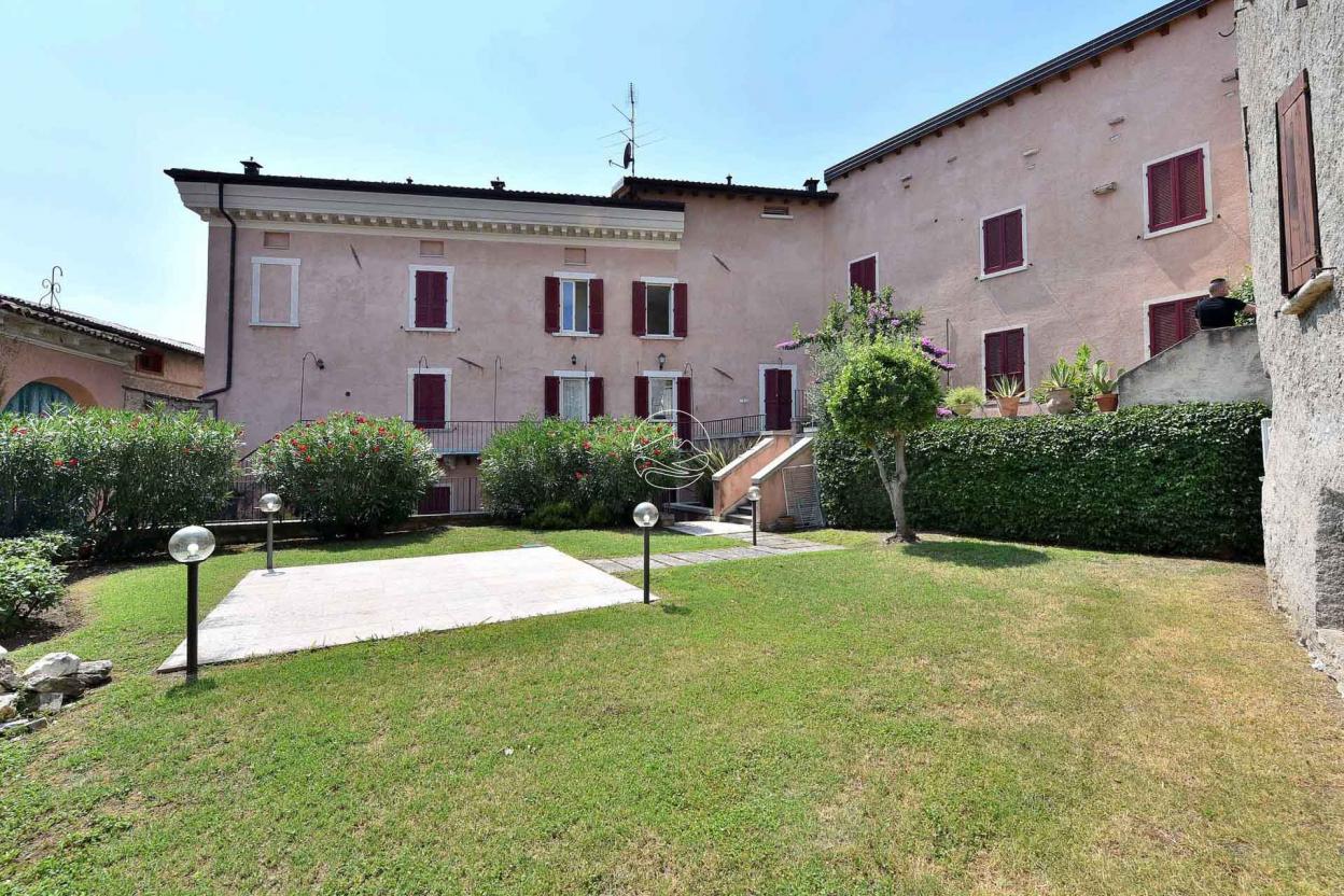Three-room apartment in a prestigious condominium in Toscolano Maderno