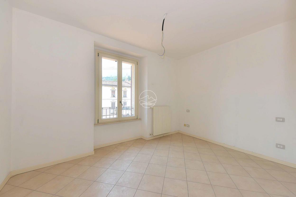Three-room apartment in a prestigious condominium in Toscolano Maderno