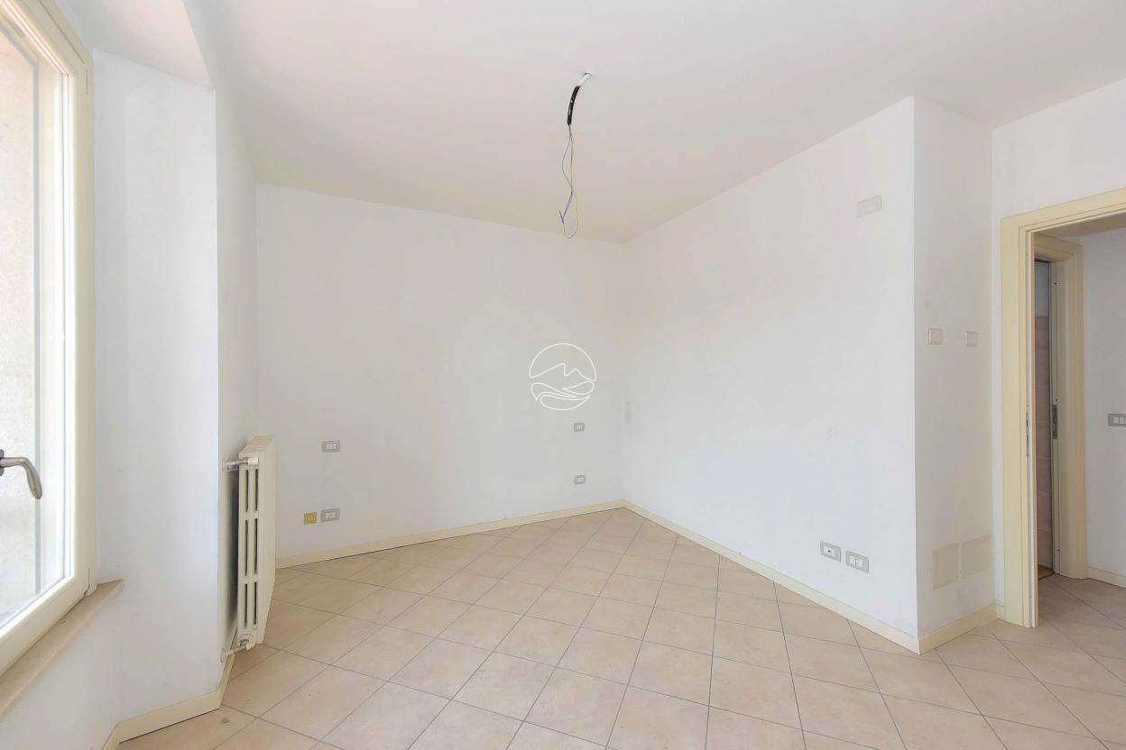 Three-room apartment in a prestigious condominium in Toscolano Maderno