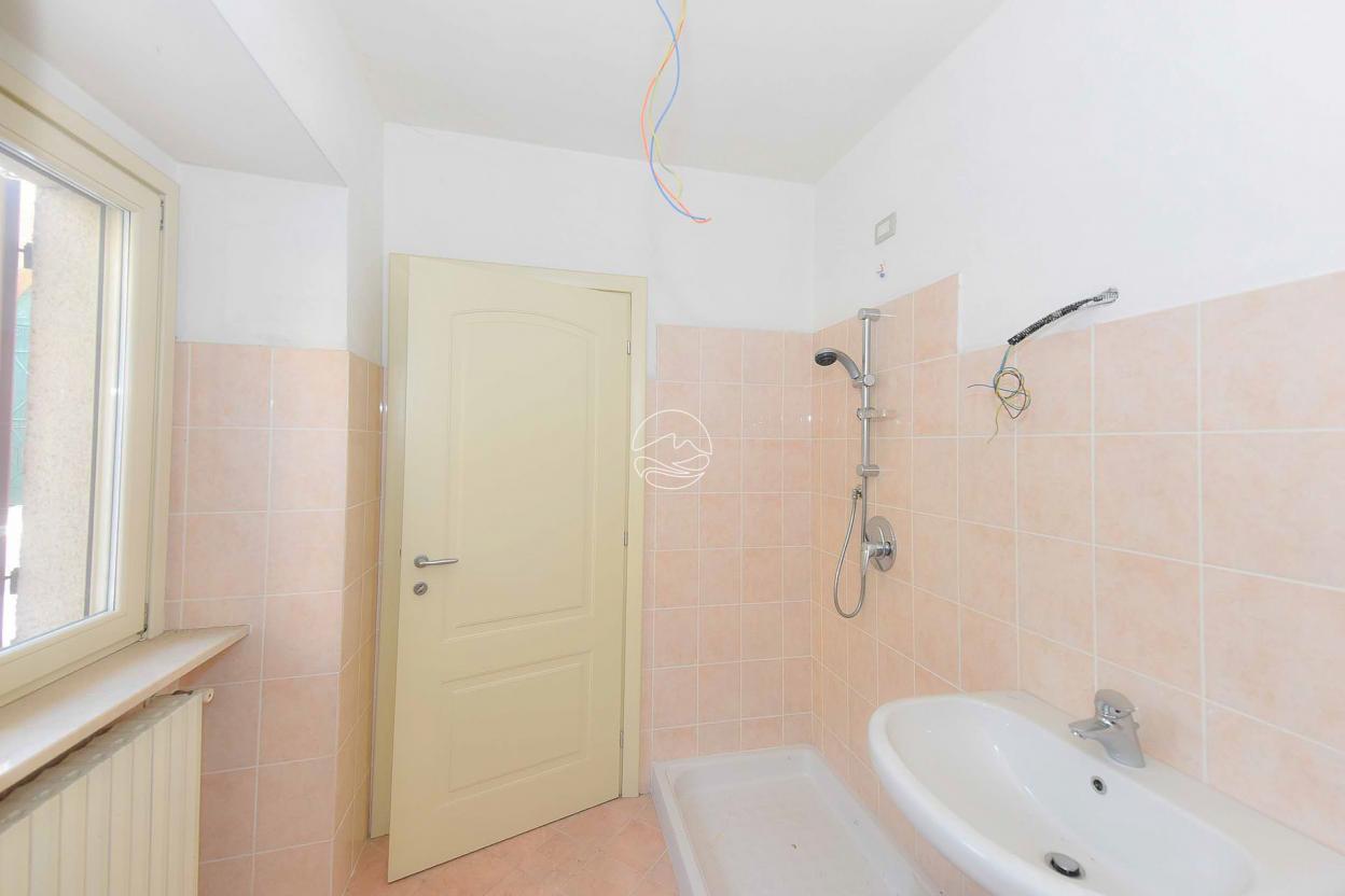Three-room apartment in a prestigious condominium in Toscolano Maderno