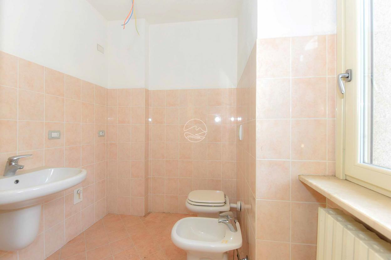 Three-room apartment in a prestigious condominium in Toscolano Maderno