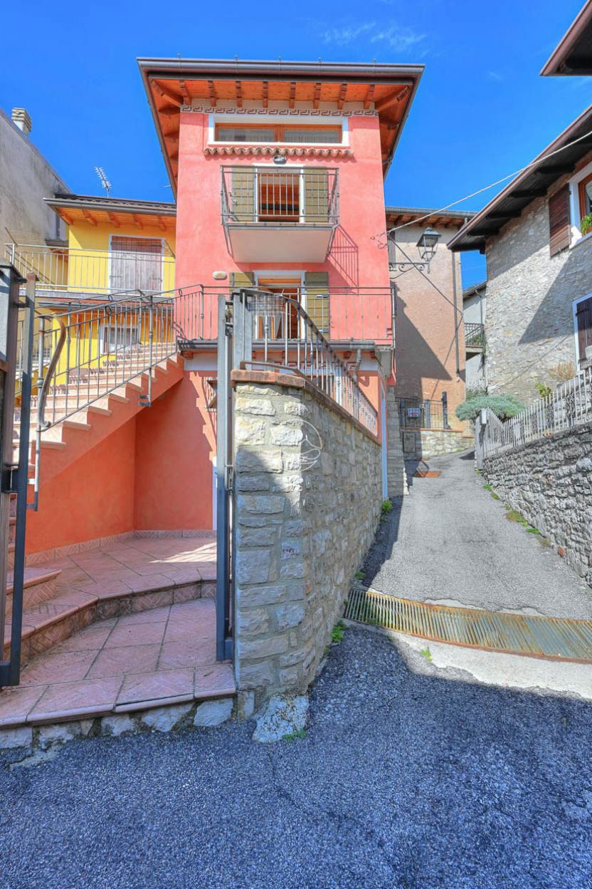 Single house in the historic center of Formaga