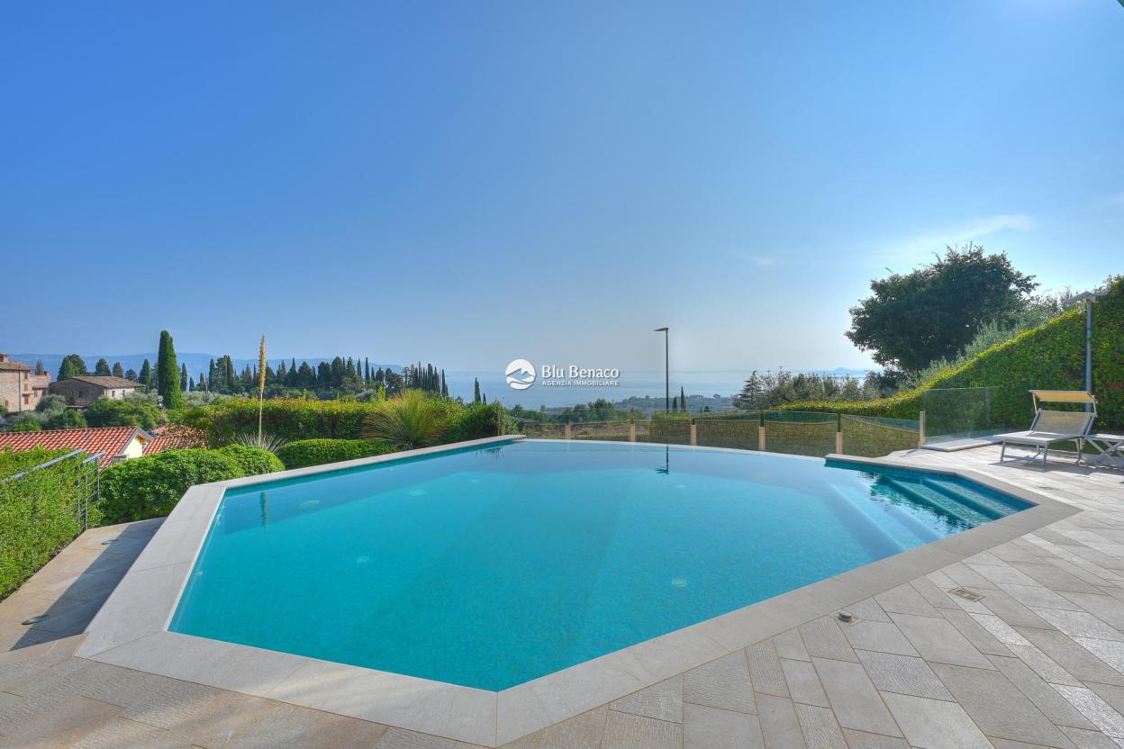 Villa with wonderful lake view in Gaino