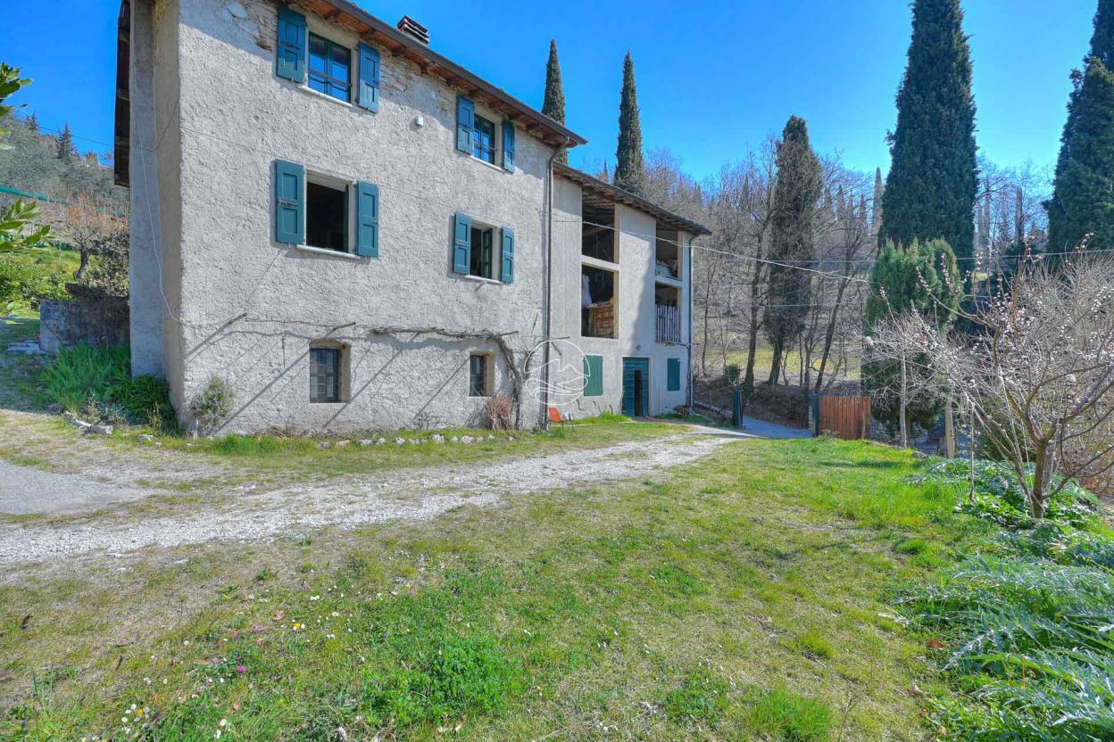 Farmhouse for sale in the hills of Toscolano Maderno