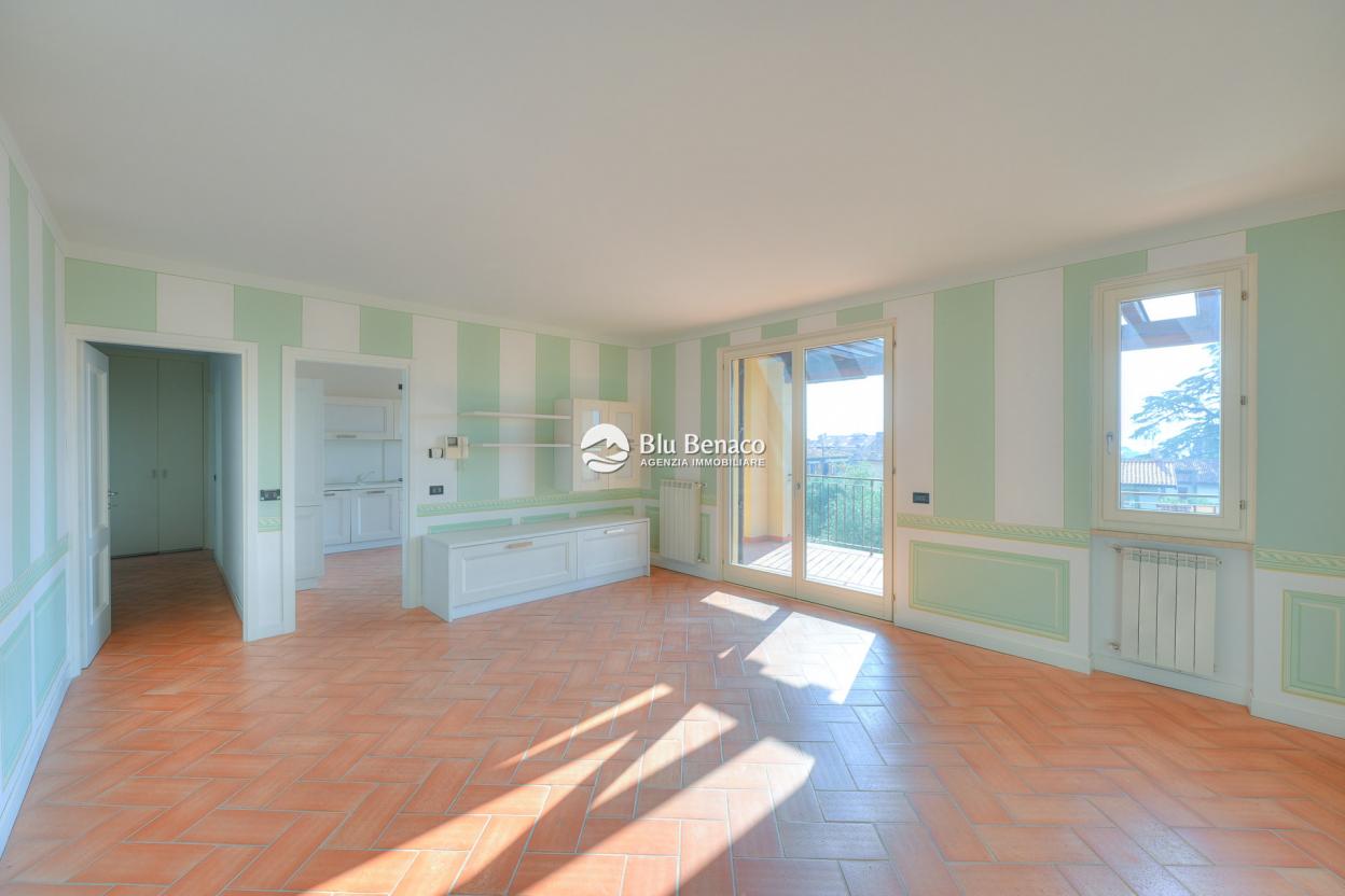 Elegant four-room apartment for sale in Toscolano