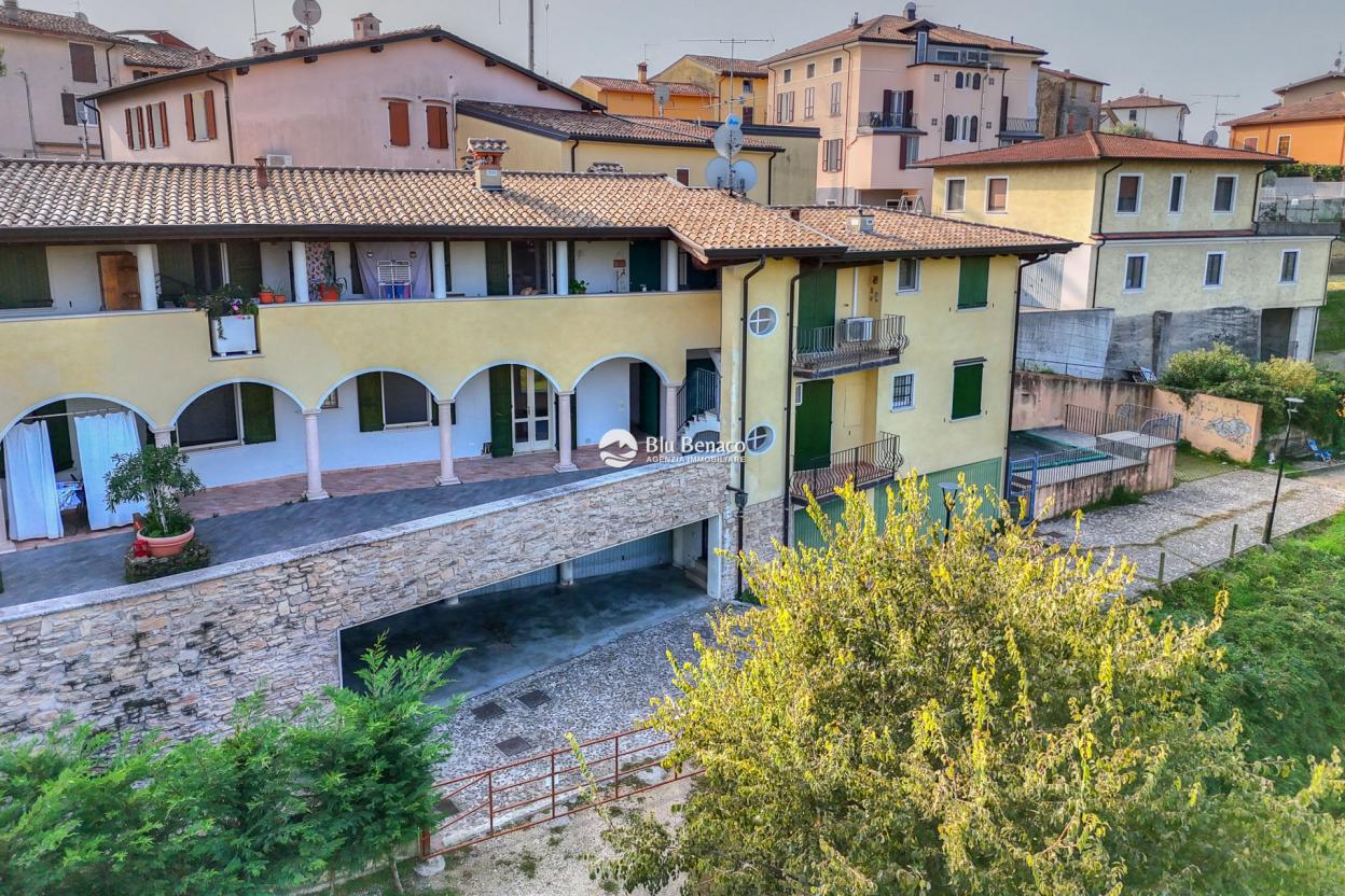 Manerba Del Garda, trilocale con loggia 