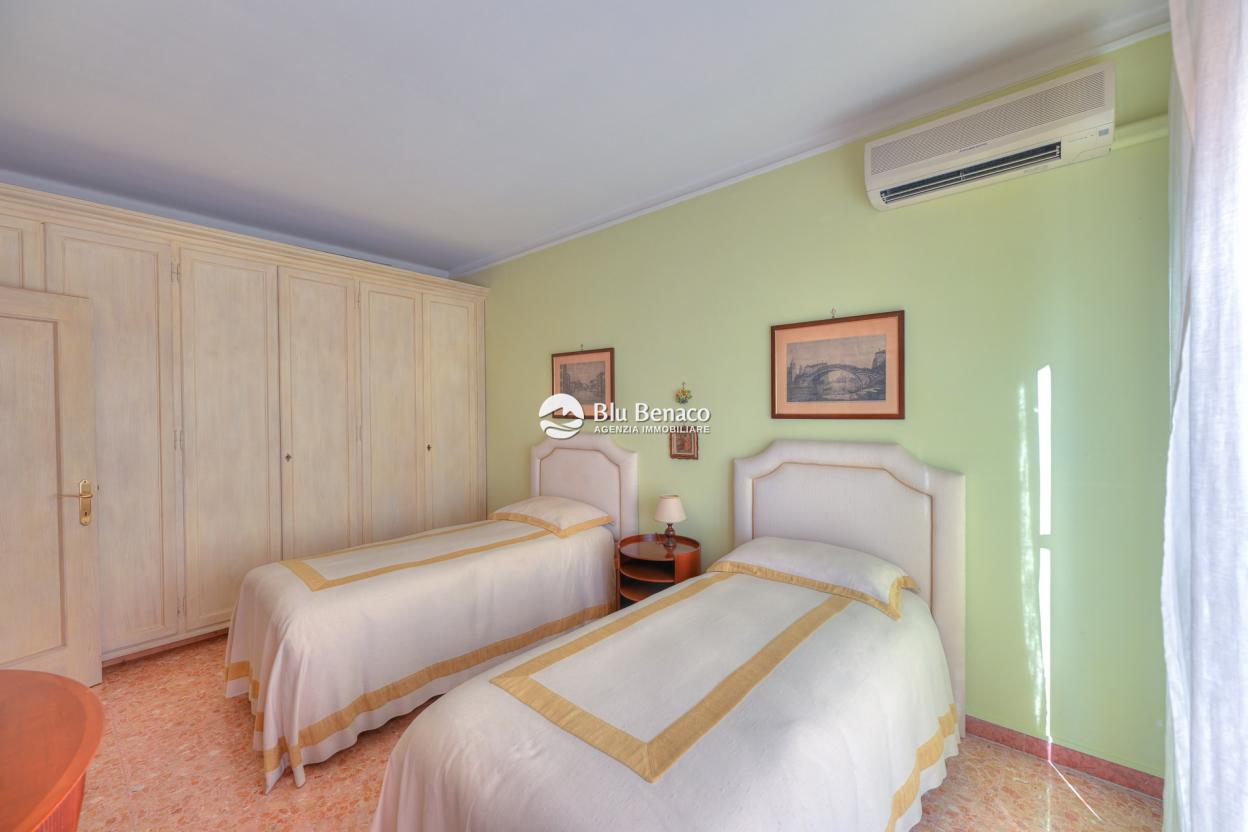 Elegant three-room apartment for sale in Maderno