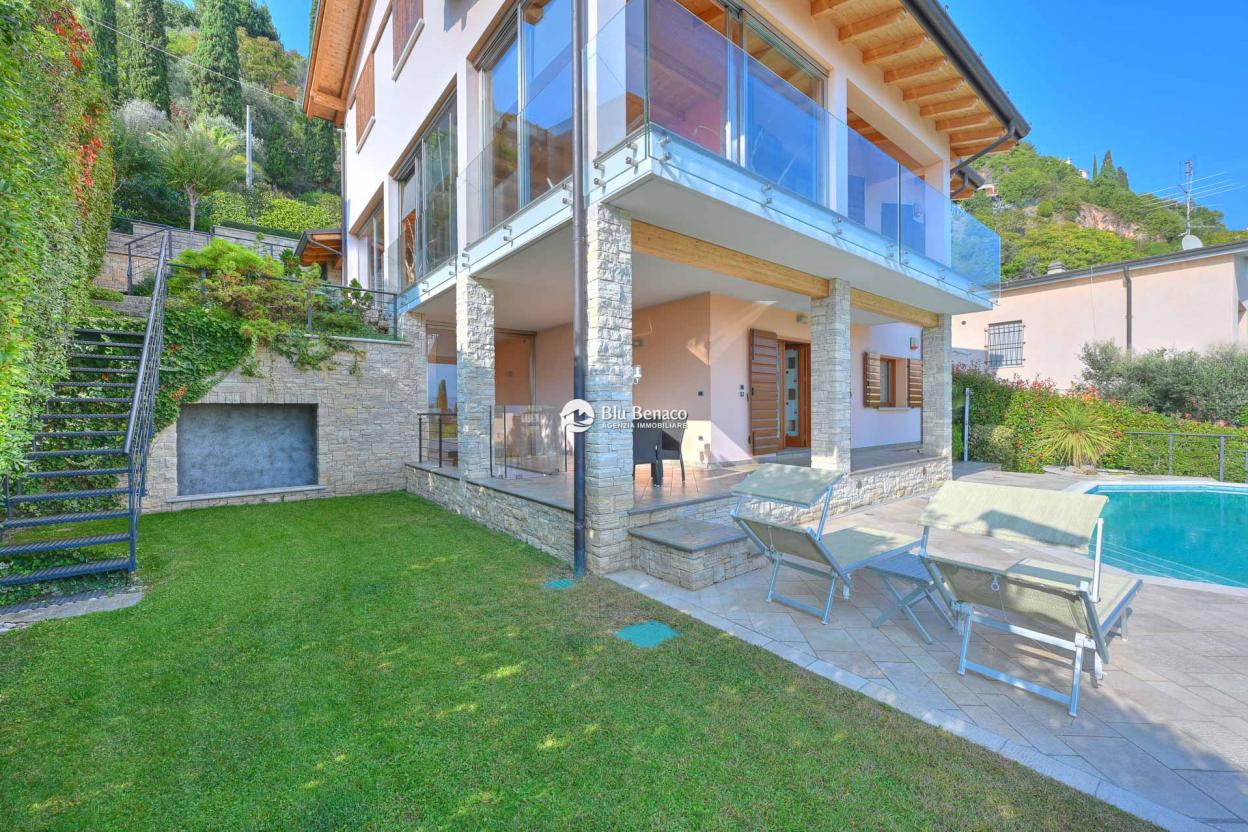 Villa with wonderful lake view in Gaino