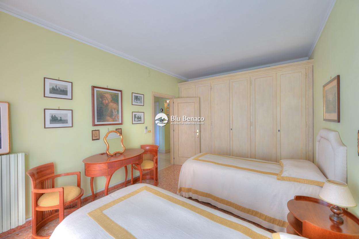 Elegant three-room apartment for sale in Maderno