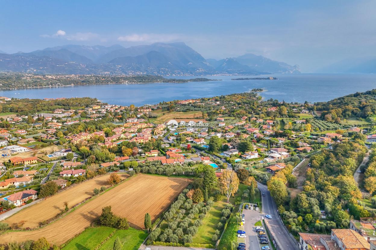 Manerba Del Garda, trilocale con loggia 