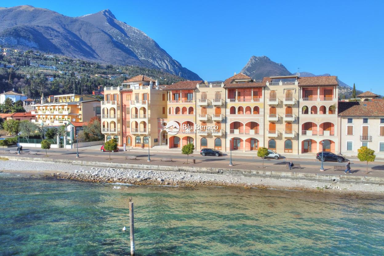 Trilocale mansardato in prestigioso residence vicino al lago