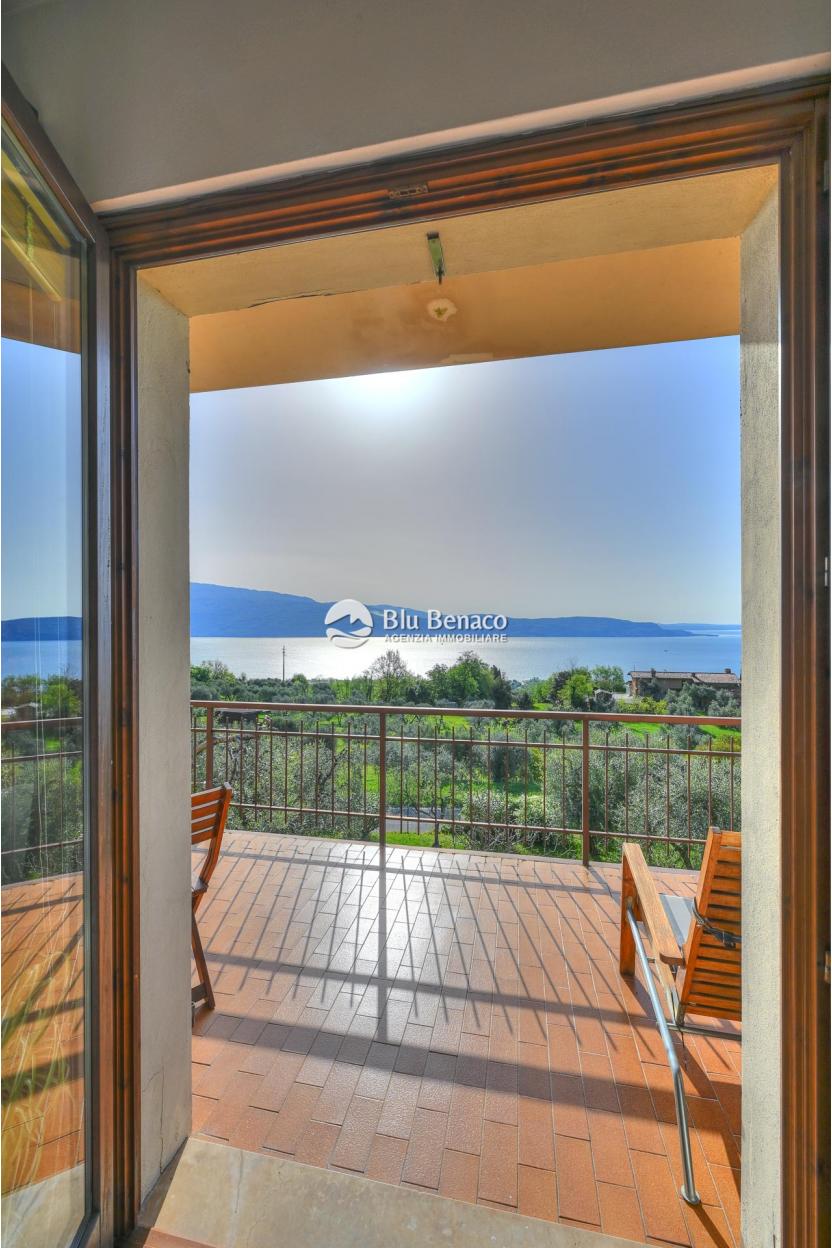 Detached villa with panoramic view in Montemaderno