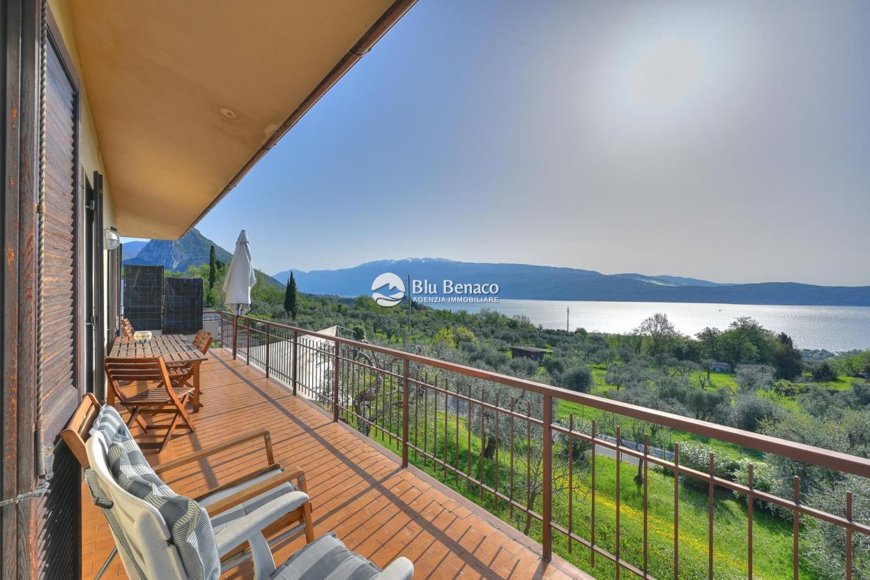 Detached villa with panoramic view in Montemaderno