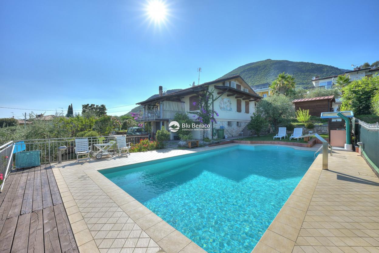 Freistehende Villa mit Pool und Atemberaubendem Seeblick