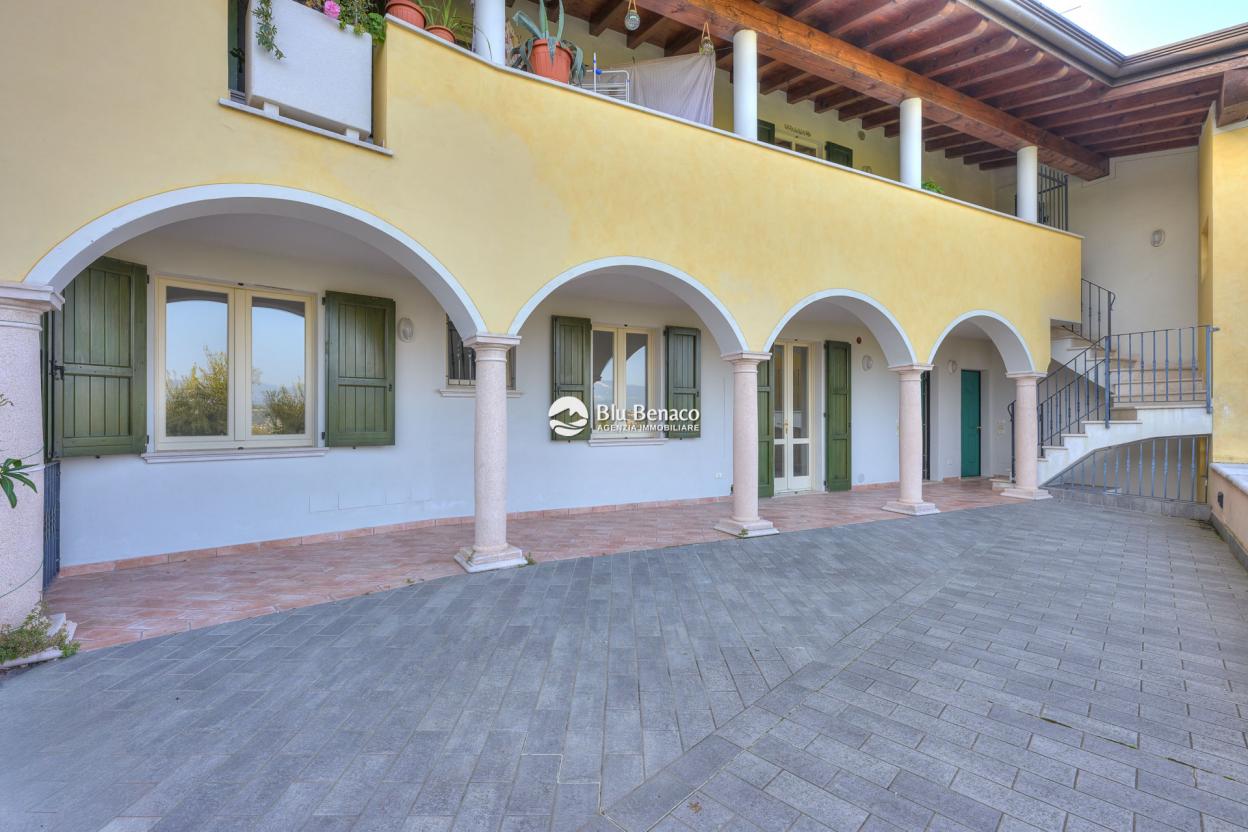 Manerba Del Garda, trilocale con loggia 