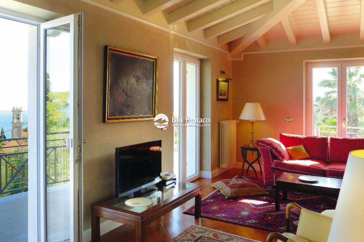 Stunning villa for sale in Monte Maderno