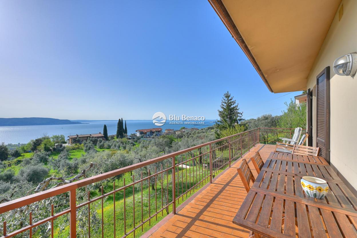 Detached villa with panoramic view in Montemaderno