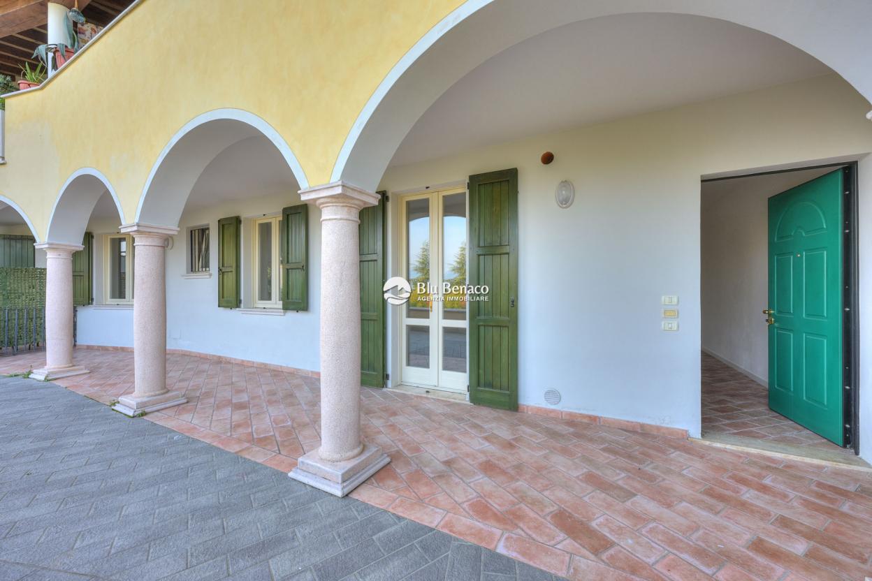 Manerba Del Garda, trilocale con loggia 
