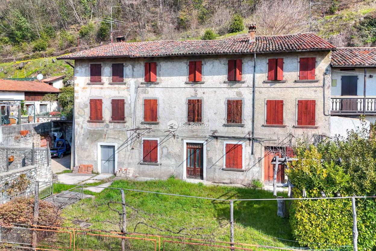 Charming three-level house for sale in Navazzo
