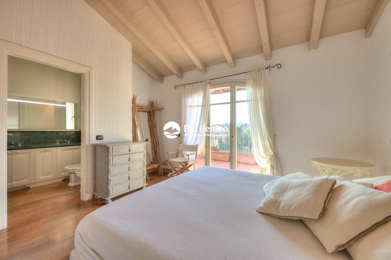 Attico vista lago, in vendita Manerba Del Garda. 