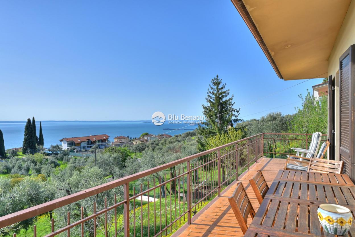 Detached villa with panoramic view in Montemaderno