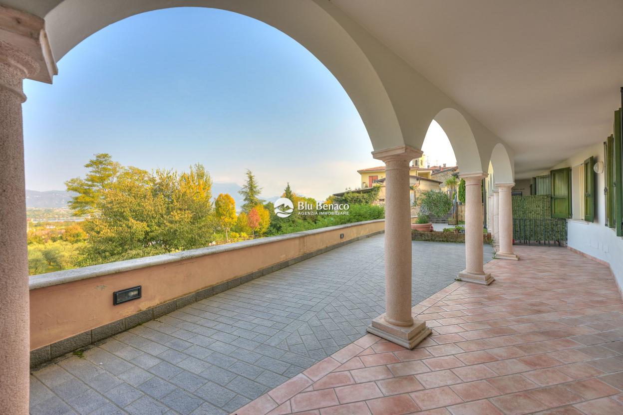 Manerba Del Garda, trilocale con loggia 