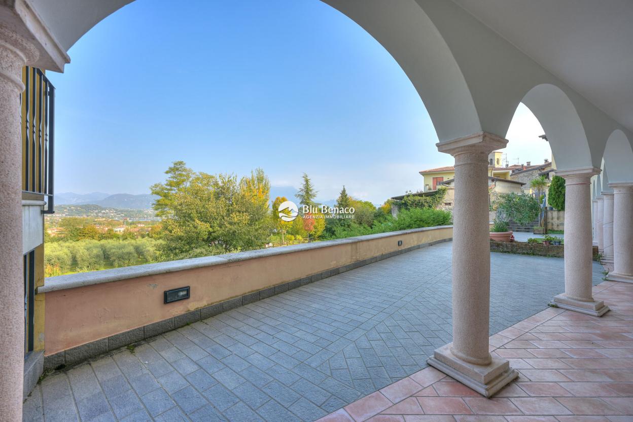 Manerba Del Garda, trilocale con loggia 