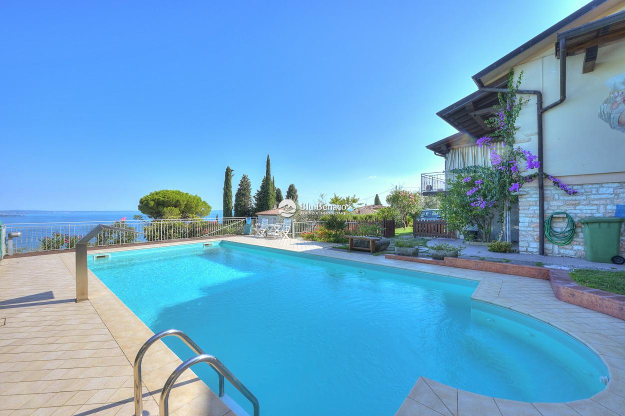 Freistehende Villa mit Pool und Atemberaubendem Seeblick