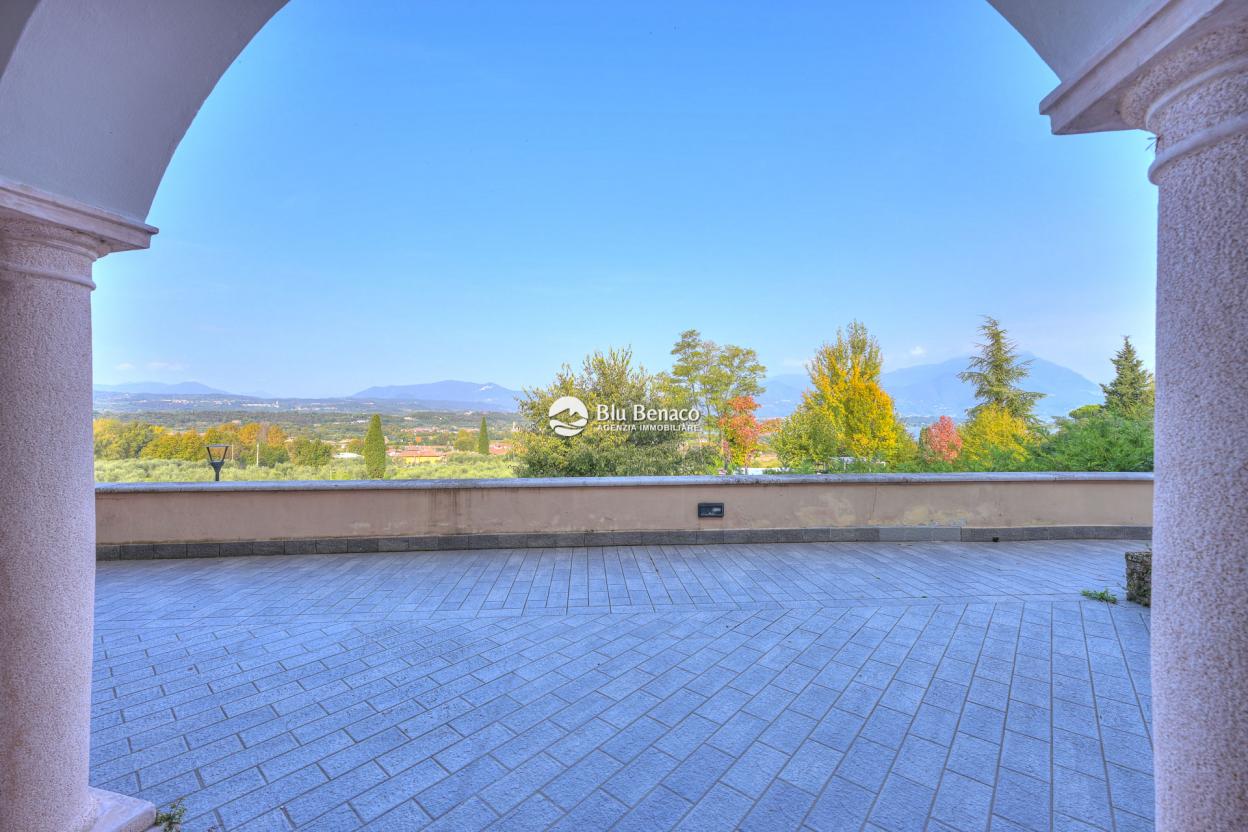 Manerba Del Garda, trilocale con loggia 