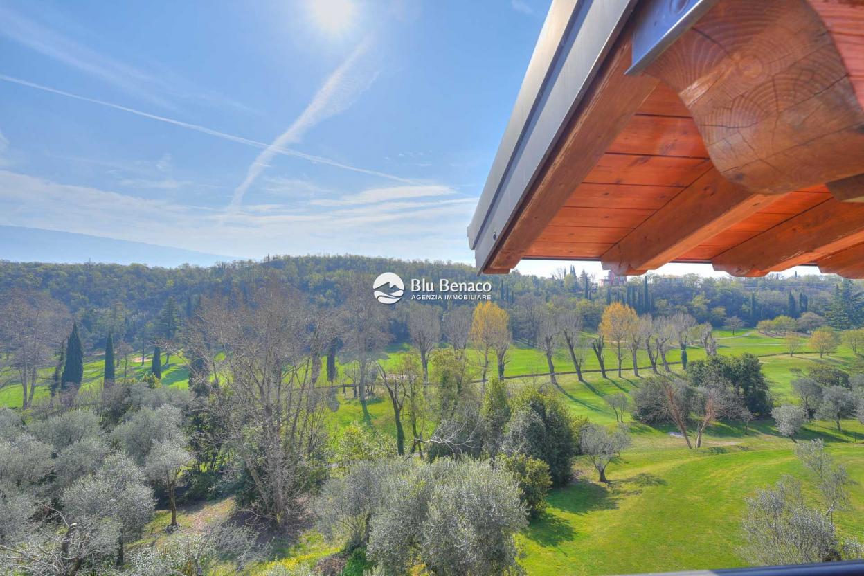 Mansarda con vista lago in residence al Golf