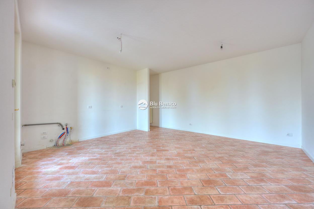 Manerba Del Garda, trilocale con loggia 