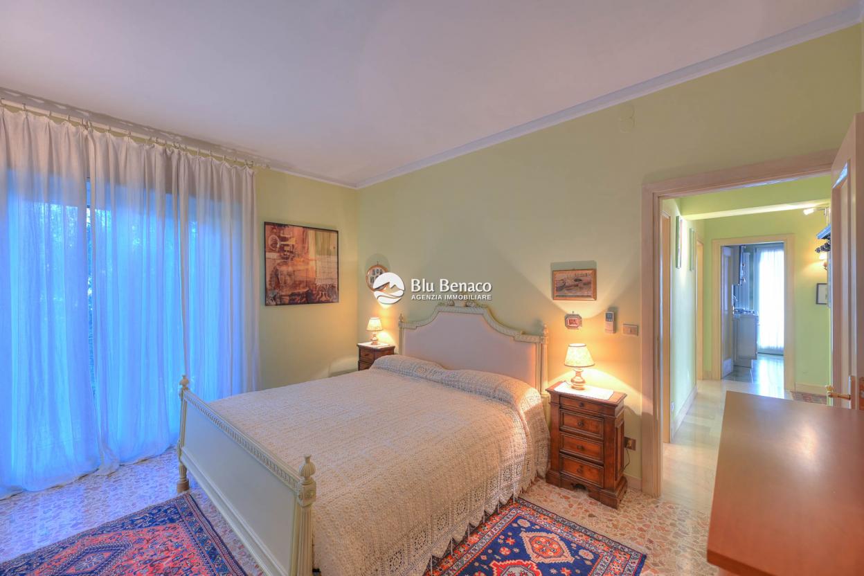 Elegant three-room apartment for sale in Maderno