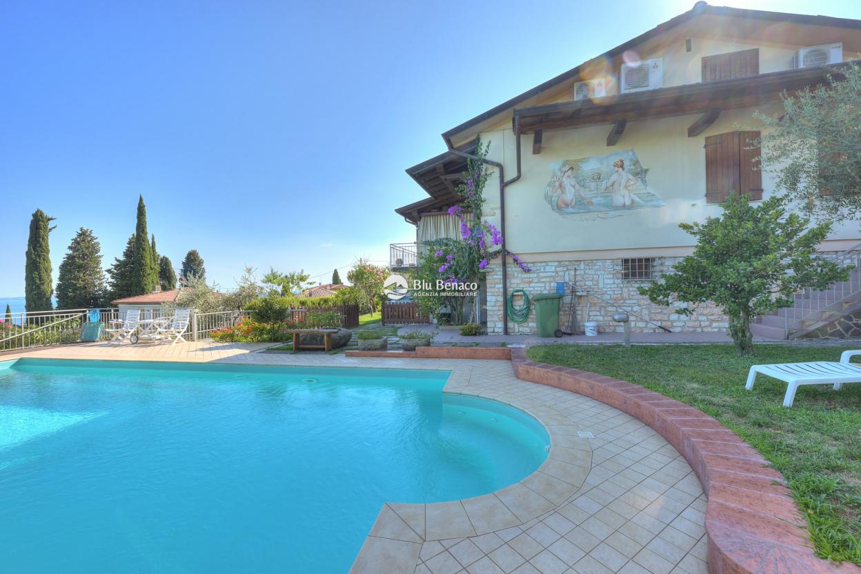 Freistehende Villa mit Pool und Atemberaubendem Seeblick