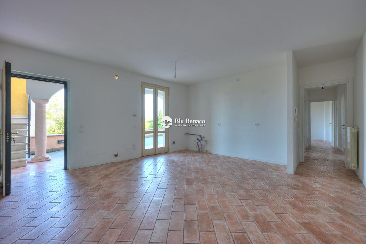 Manerba Del Garda, trilocale con loggia 