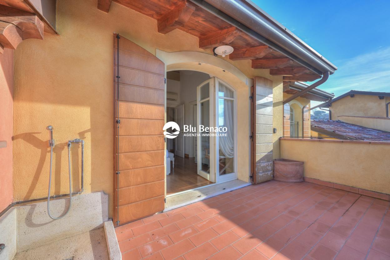 Attico vista lago, in vendita Manerba Del Garda. 