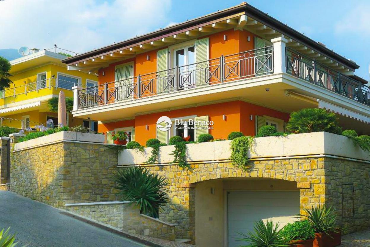 Stunning villa for sale in Monte Maderno