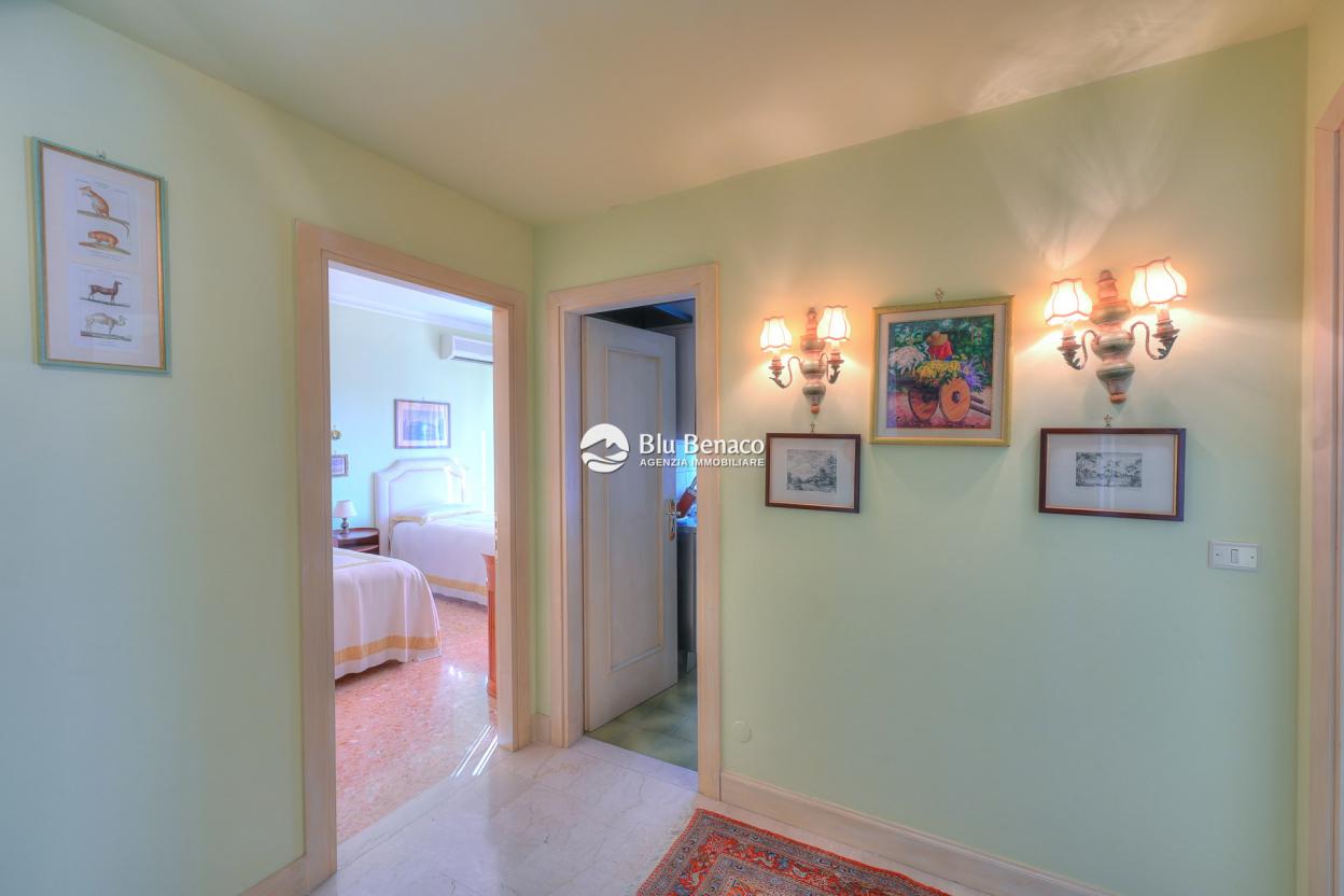 Elegant three-room apartment for sale in Maderno