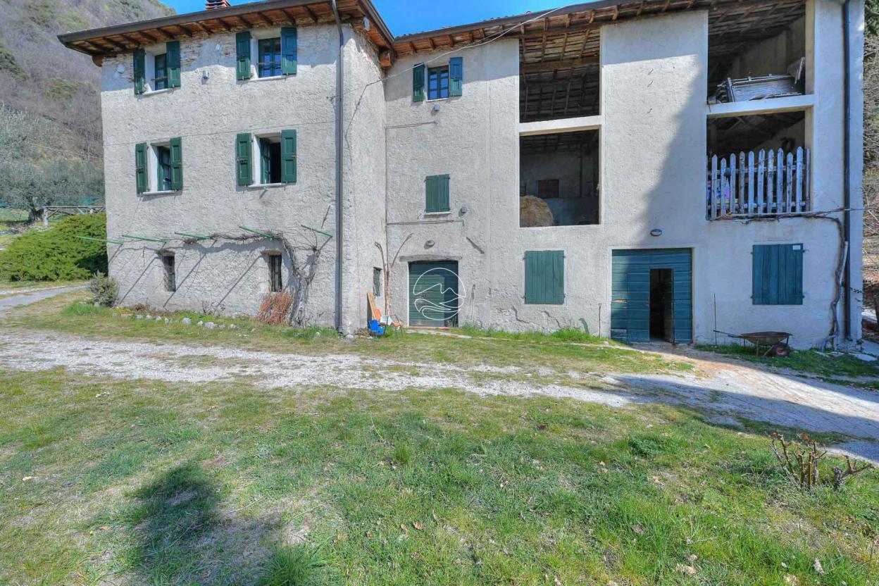 Farmhouse for sale in the hills of Toscolano Maderno