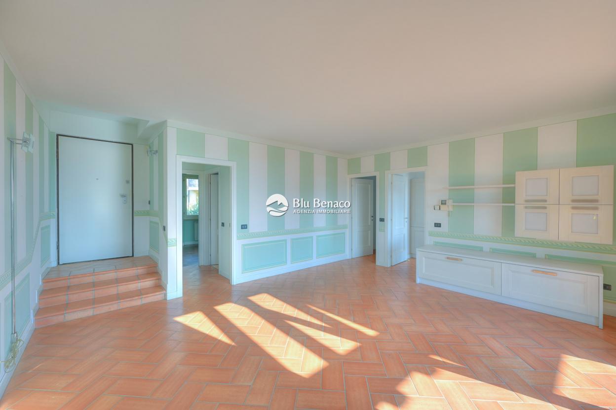 Elegant four-room apartment for sale in Toscolano
