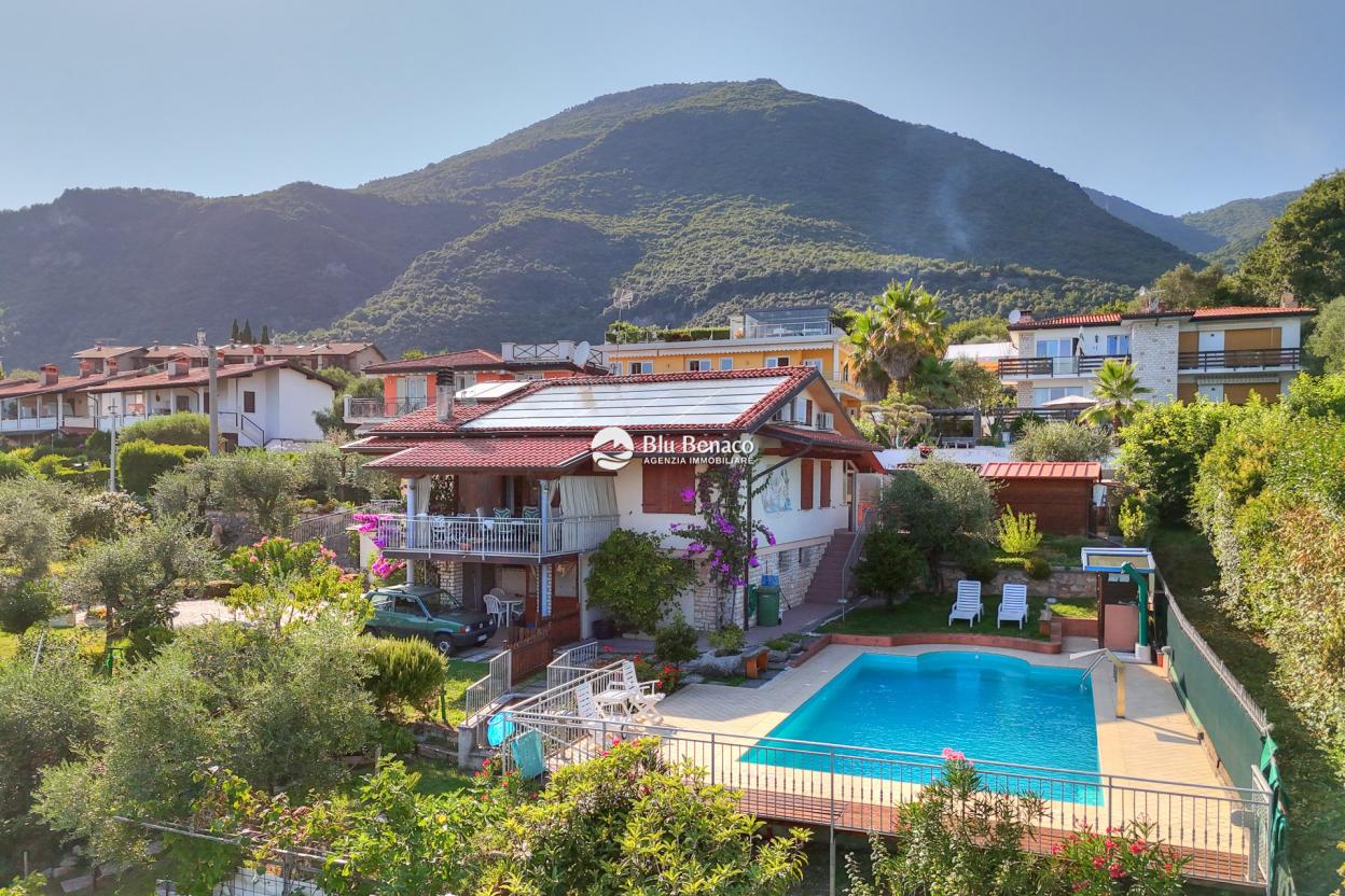 Freistehende Villa mit Pool und Atemberaubendem Seeblick