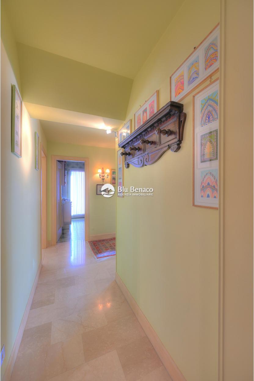 Elegant three-room apartment for sale in Maderno