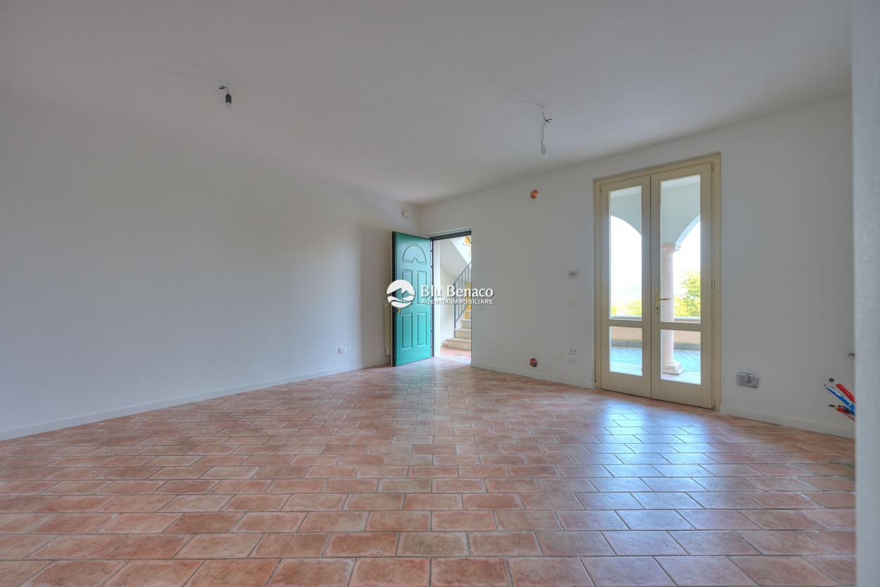 Manerba Del Garda, trilocale con loggia 