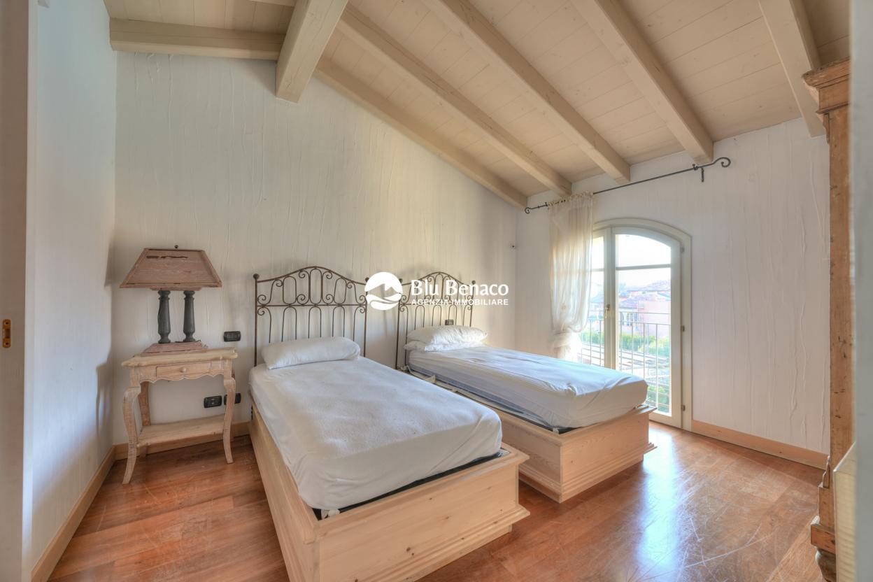 Attico vista lago, in vendita Manerba Del Garda. 