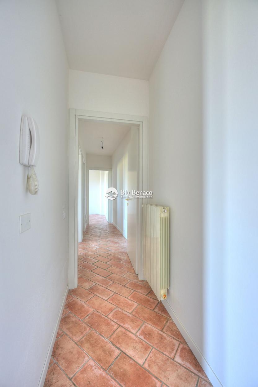 Manerba Del Garda, trilocale con loggia 