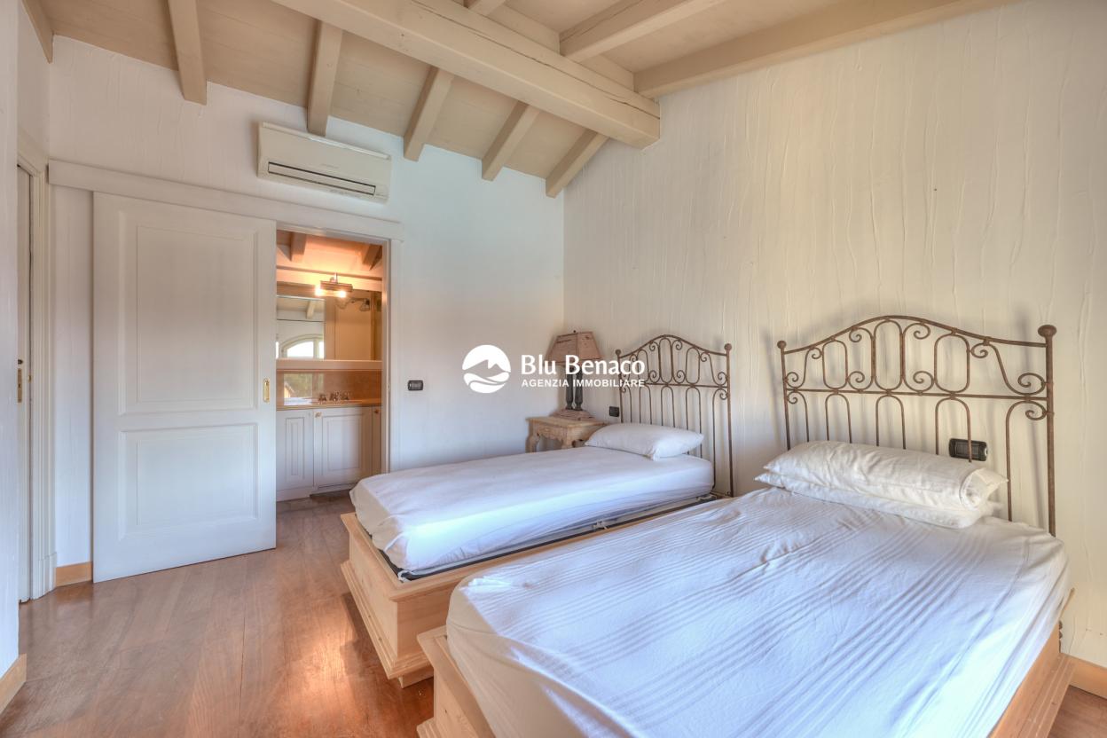 Attico vista lago, in vendita Manerba Del Garda. 