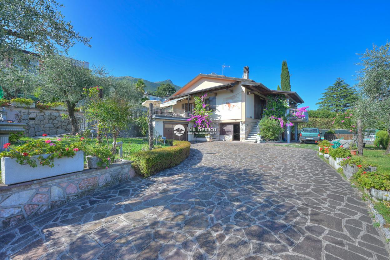 Freistehende Villa mit Pool und Atemberaubendem Seeblick