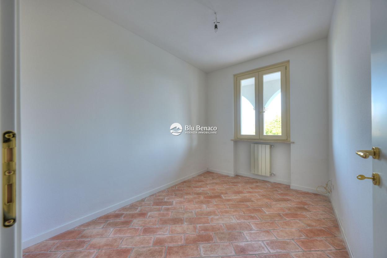 Manerba Del Garda, trilocale con loggia 