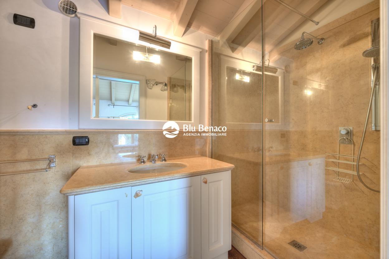 Attico vista lago, in vendita Manerba Del Garda. 