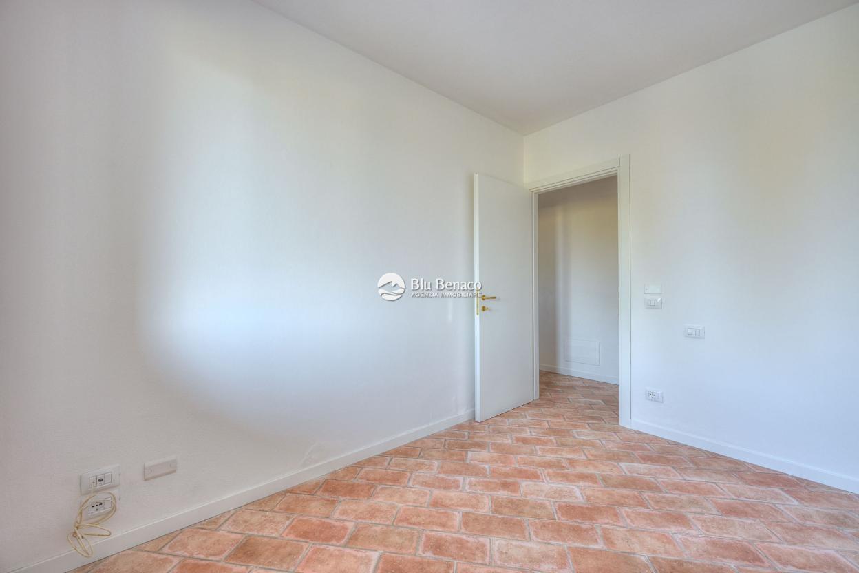 Manerba Del Garda, trilocale con loggia 