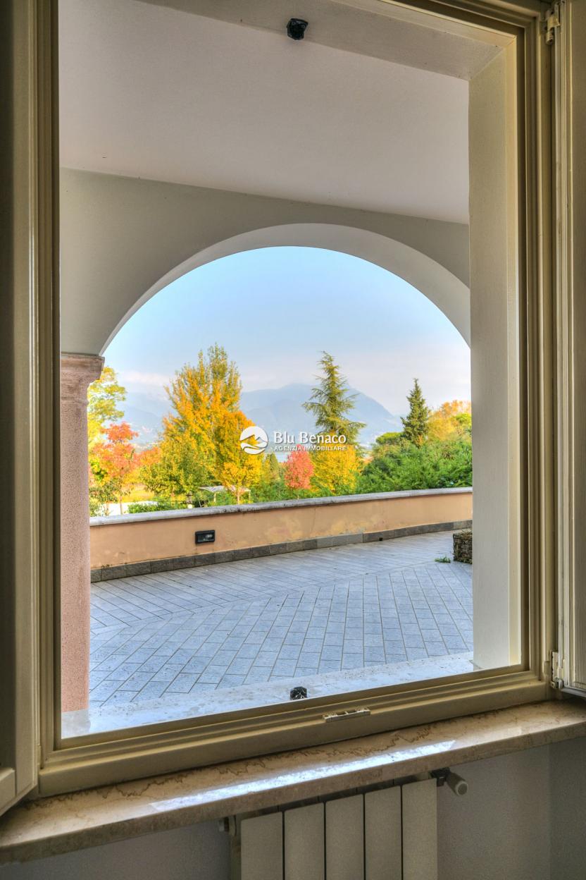 Manerba Del Garda, trilocale con loggia 